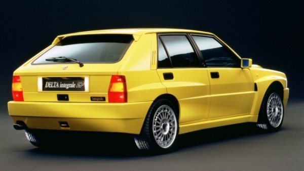 В хода на 14-годишната кариера се редуват четири различни серии Delta, целящи да поддържат успешния компактен автомобил в крак с времето. Първите големи актуализации пристигат към края на 1982 г., когато дебютира втората серия. Изисква внимателно око, за да го различите отвън: формите на броните се променят леко и черната лента на задната врата изчезва. 

Интериорът също е обновен с прибори и седалки. Основните нововъведения засягат двигателите. Да, защото с втората серия дебютират две нови версии, задвижвани от Lampredi 1.6 twin cam - GT и Hf Turbo. Първият използва същия мотор като Fiat Ritmo Tc, със 105 к.с. и 180 км/ч. Отличава с ексклузивни характеристики като стоманените джанти със специален дизайн. Вторият бележи дебюта на легендарния " Hf " образ на Delta, подобрявайки по-спортната натура на това, което дотогава е компактен автомобил. 

Благодарение преди всичко на пристигането на турбина Garrett с 0,55 бара налягане и режим overboost, която повишава максималната мощност до 130 к.с., а максималната скорост достига 200 км/ч. Нови актуализации за Delta пристигат още през 1986 г. , като 1.6  е завъртян на 180 градуса и подобрен ( +3 к.с. за GT, +10 за Hf Turbo). Идва и дебютът на първия дизел - 80 к.с. 2.0 (от Prisma).